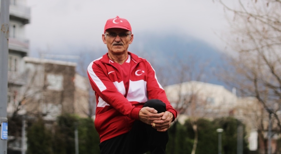 Bursa'da yaşayan 66 yaşındaki adam Japonya'daki maraton için inşaatta çalışıyor