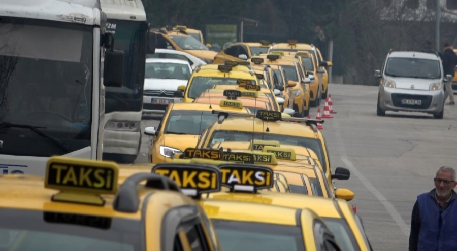 Bursa'da tarife güncellemek isteyen taksiciler uzun kuyruklar oluşturdu