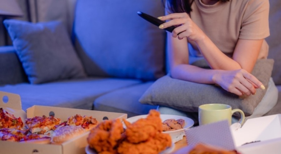 Uzmanlardan, televizyon karşısında yemek yiyenlere uyarı!