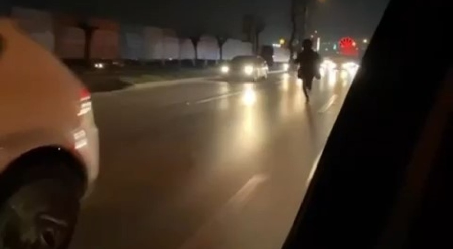 Bursa'de canını hiçe saydı: Hayali motosikleti ile otomobil solladı...