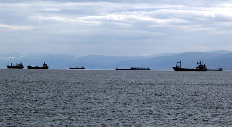 Karadeniz'de fırtına alarmı: Sinop'ta yük gemileri doğal limana sığındı