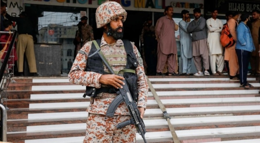 Pakistan'da karakola saldırı: Çok sayıda polis hayatını kaybetti