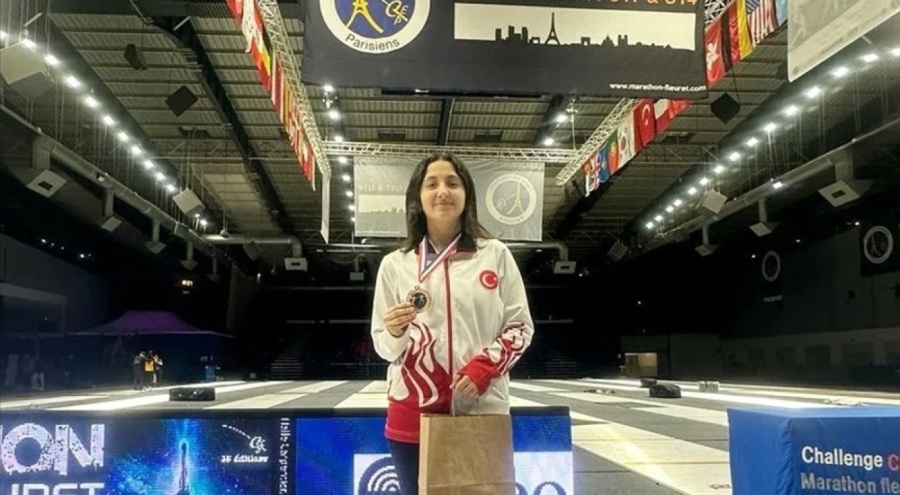 Milli eskrimci Ada Küfeciler, Fransa'da bronz madalya kazandı