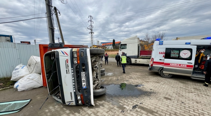 Tır ile kamyonet çarpıştı: 2 yaralı