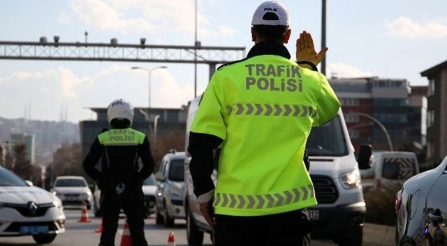 Asker konvoyunda trafiği tehlikeye atan sürücülere ceza yağdı!