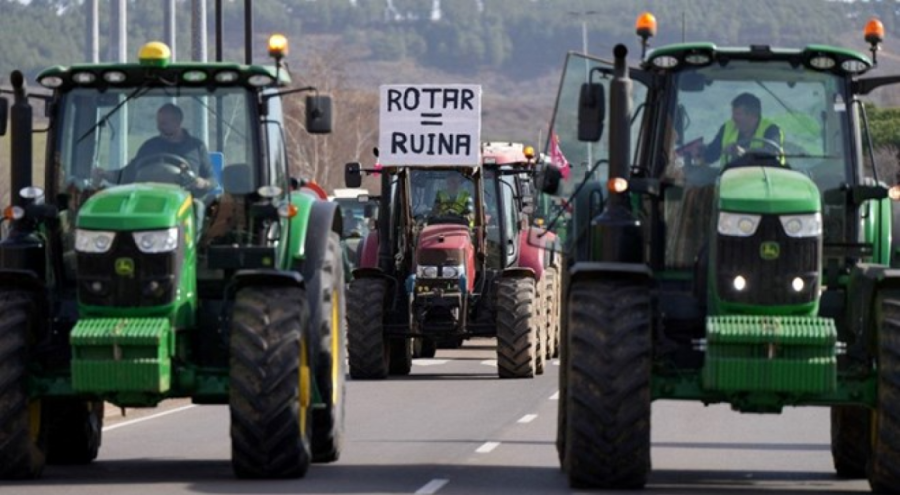 Portekizli çiftçiler, İspanya sınırında yol kapatma eylemi yaptı