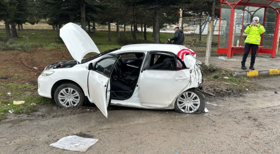 Kamyon kırmızı ışıkta bekleyen otomobile çarptı