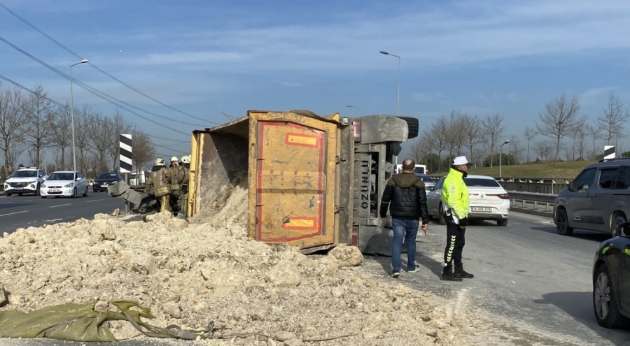 Bağcılar'da sürücünün kontrolünden çıkan hafriyat kamyonu devrildi: 1 yaralı