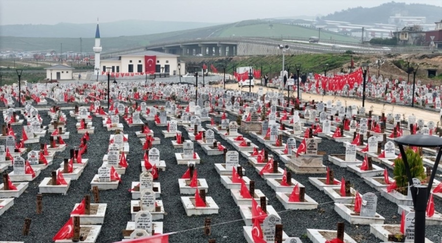 Hatay'da deprem mezarlığı bayraklarla donatıldı
