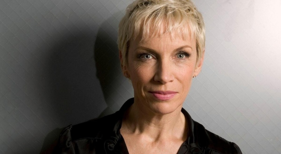 İskoç asıllı şarkıcı Annie Lennox, ateşkes çağrısı yaptı