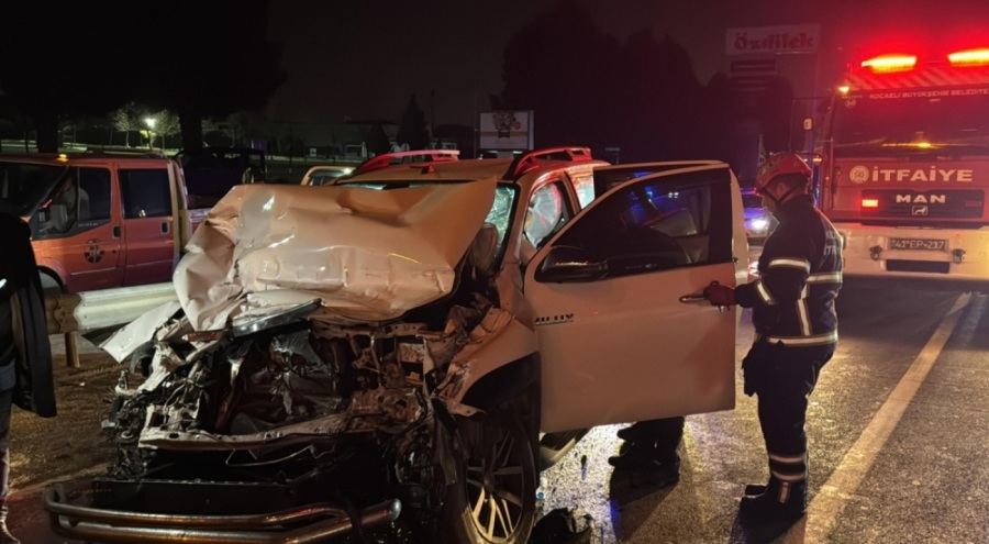 Kocaeli'de Pikap kamyona çarptı: 3 kişi yaralandı