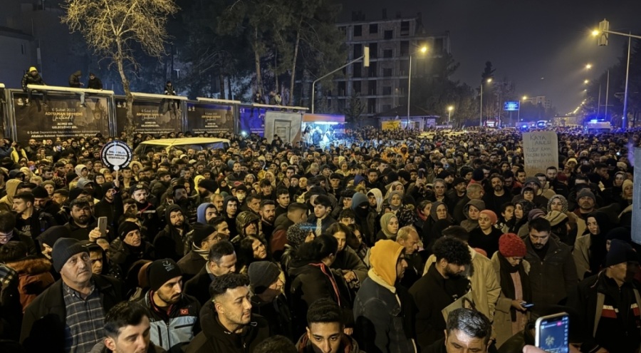 Depremde hayatını kaybedenler için sessiz yürüyüş