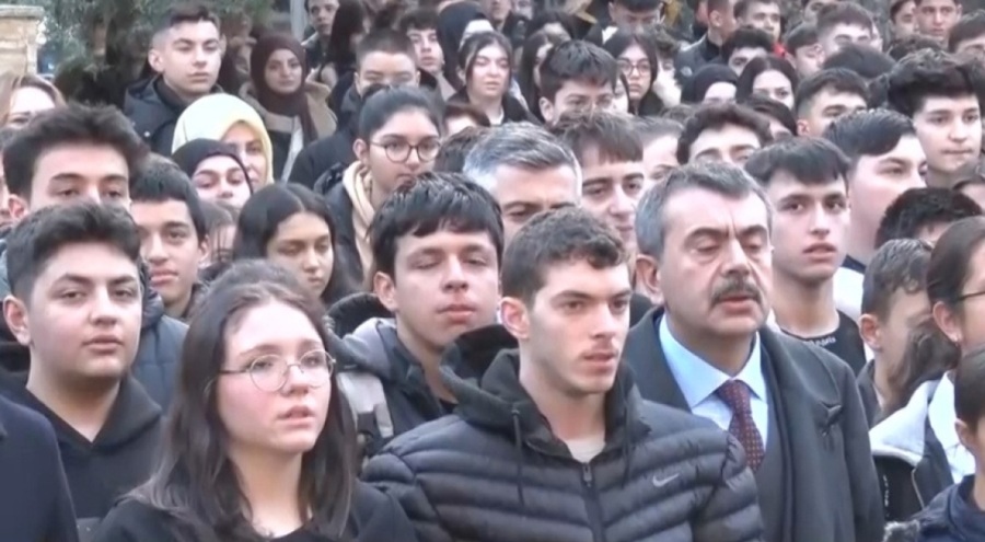 Depremde hayatını kaybedenler için okullarda saygı duruşuna bulunuldu