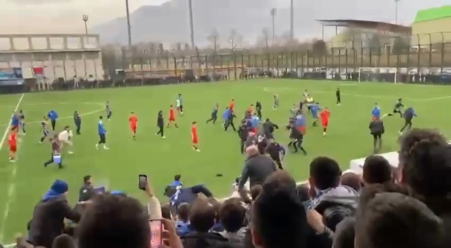 Bursa'da maç bitiminde saha boks ringine döndü!