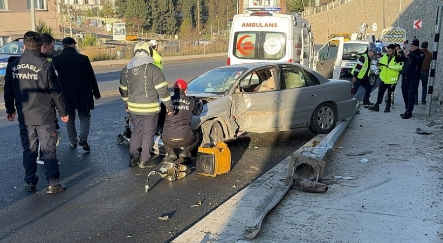 Aydınlatma direğine çarpan otomobilin sürücüsü yaralandı