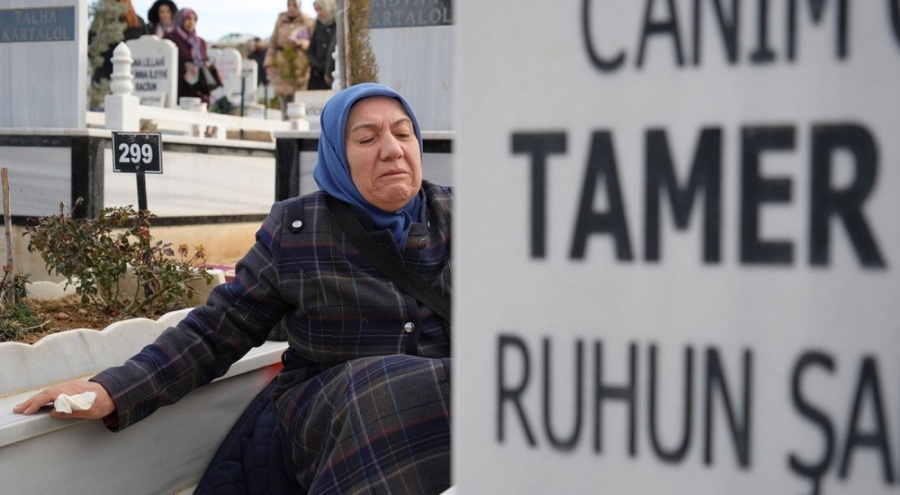 Depremzede anneden, oğlu ve gelininin mezarı başında acı feryat: Kalkın evimize gidelim