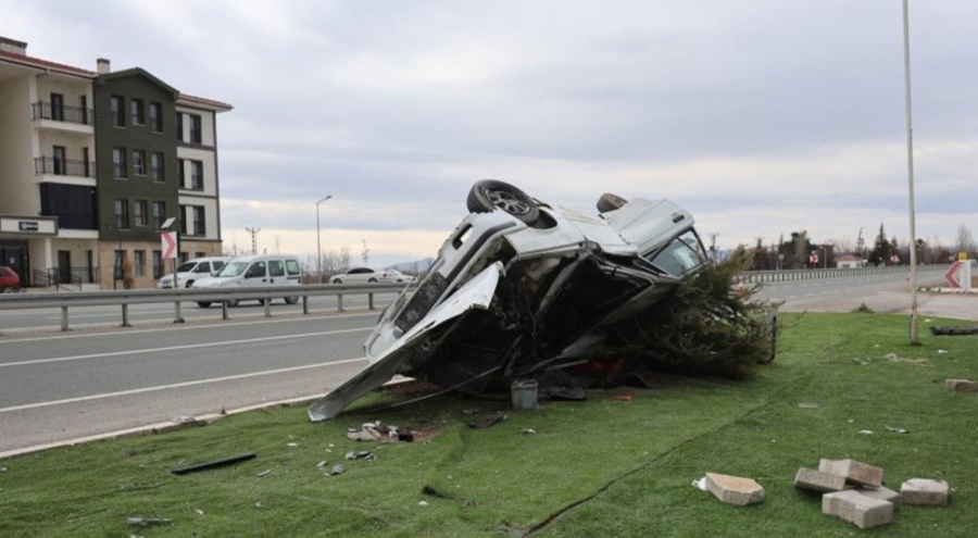 Refüje çıkıp elektrik direğine çarpan araç takla attı!
