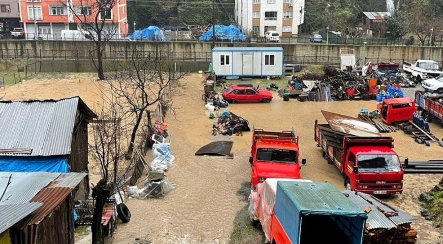 Artvin'de şiddetli yağışlar nedeniyle taşkın ve heyelanı meydana getirdi