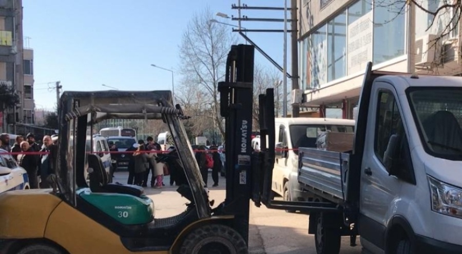 Bursa'da yaşlı kadın kamyonetin altında kalan can verdi!