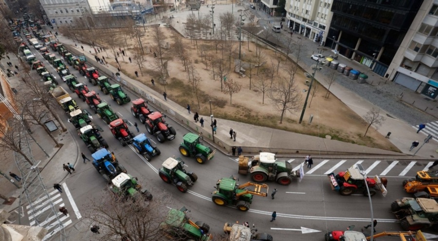 Avrupa'da çiftçilerin eylemi büyüyor! Traktörleriyle yolları kapattı