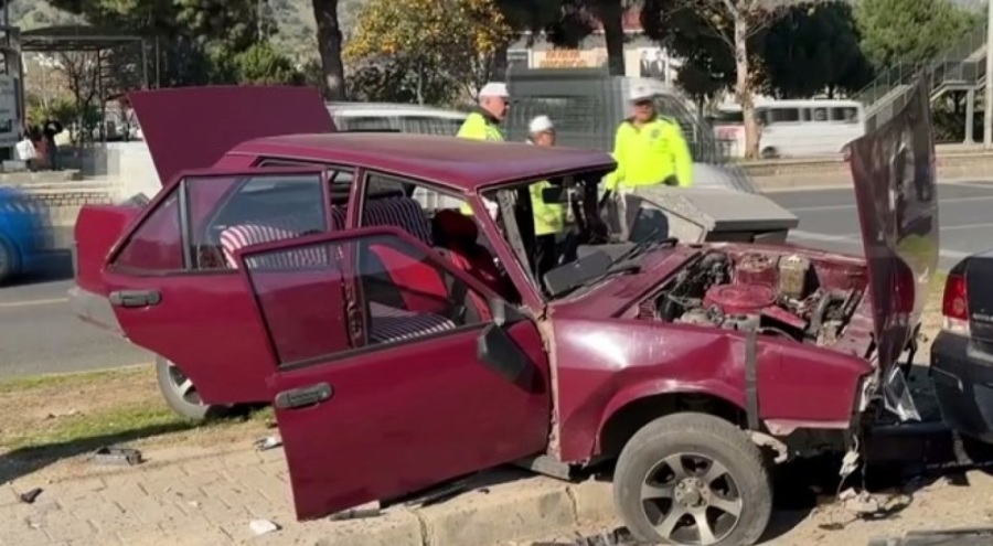 Otomobil durağa girdi! Çok sayıda yaralı