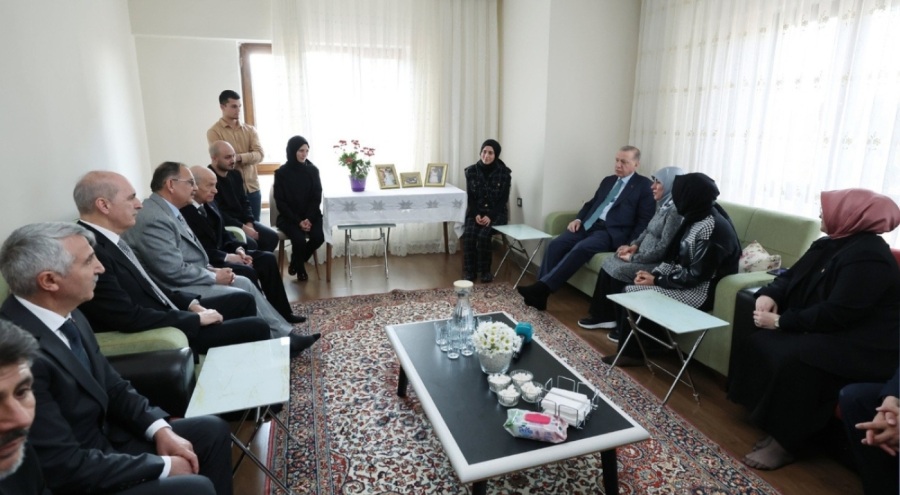 Erdoğan'dan Kahramanmaraş'ta depremzede vatandaşa ziyaret