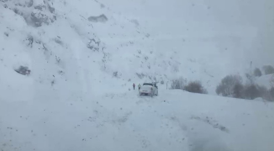 Erzurum-Rize karayoluna çığ düştü!