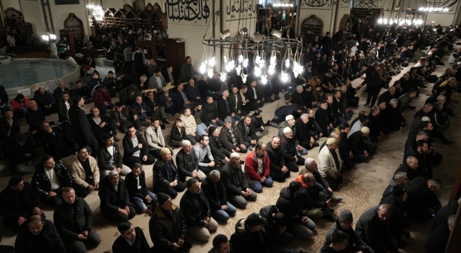 Bursa'da vatandaşlar Miraç Kandili'nde Ulu Cami'ne akın etti