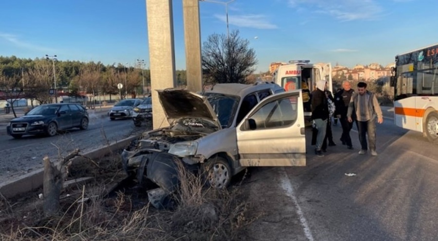 Araç üst geçitin ayağına çarptı: 2 kişi yaralandı