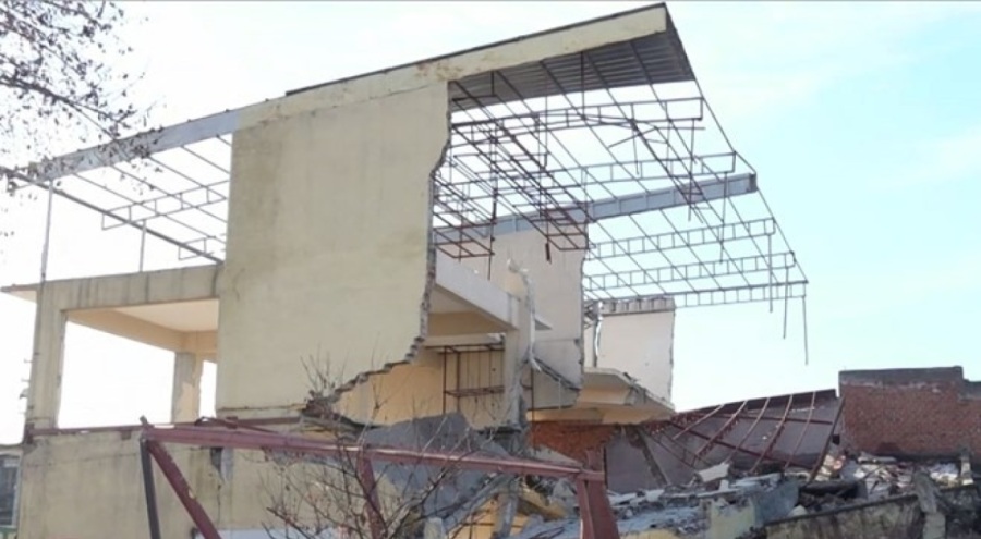 Malatya'da depremde hasar alan iş yerleri çöktü