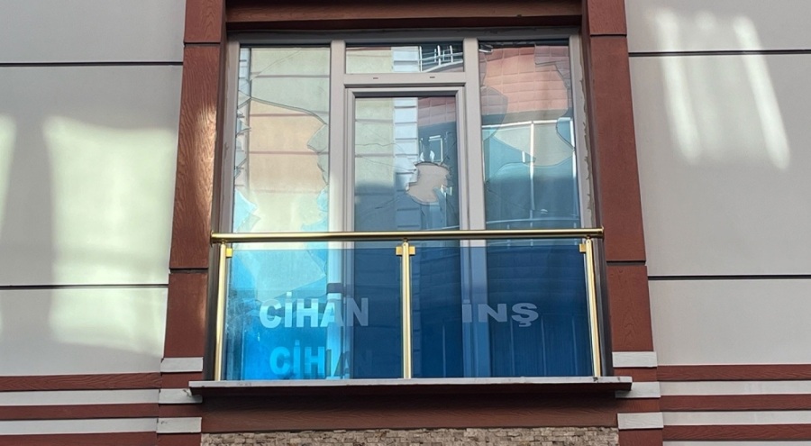 Erkek vahşeti: Boşanmak isteyen eşinin evini 2'nci kez taşladı