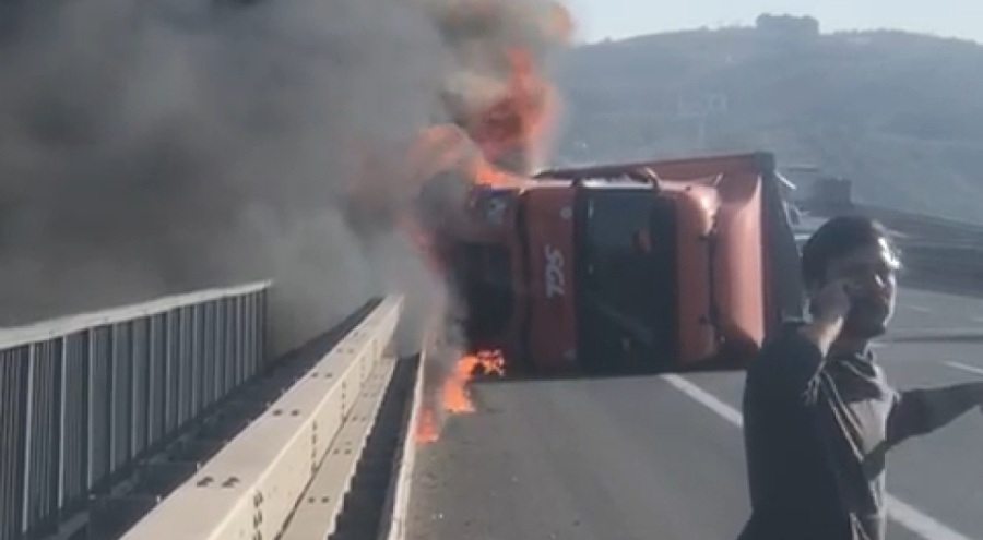 Bursa'da feci kaza! Tır alev alev yandı
