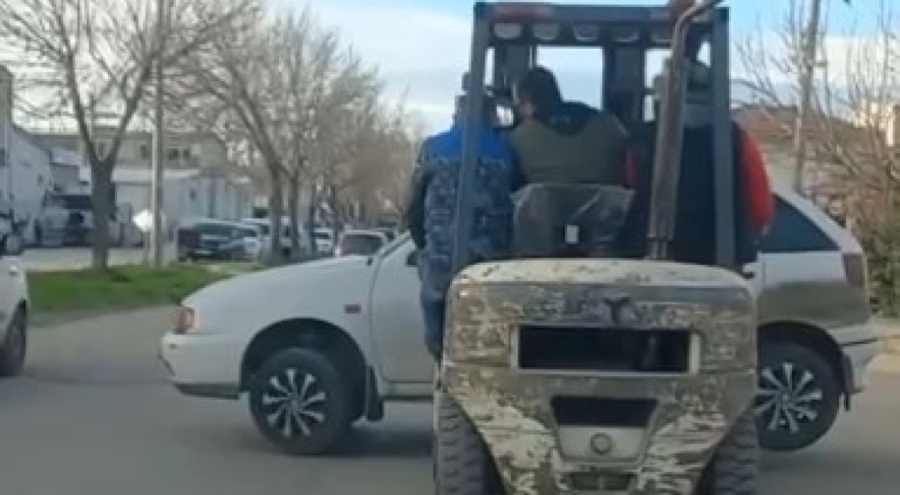 Bursa'da otomobili forklift ile taşıdı...