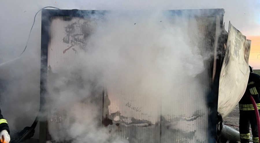 İşçilerin kaldığı konteyner ev yandı