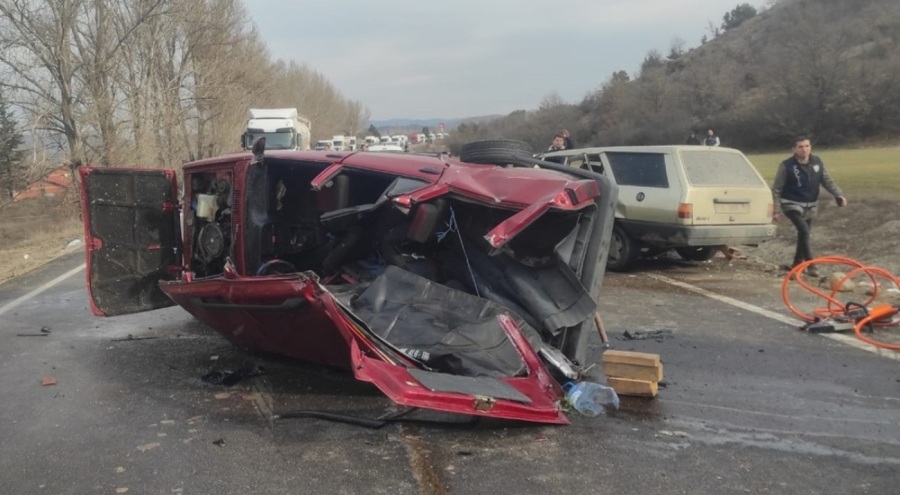 İki otomobil çarpıştı! Çok sayıda ölü ve yaralı