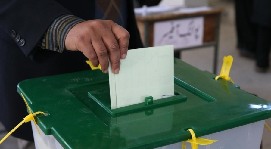 Pakistan'da halk sandık başına gitti