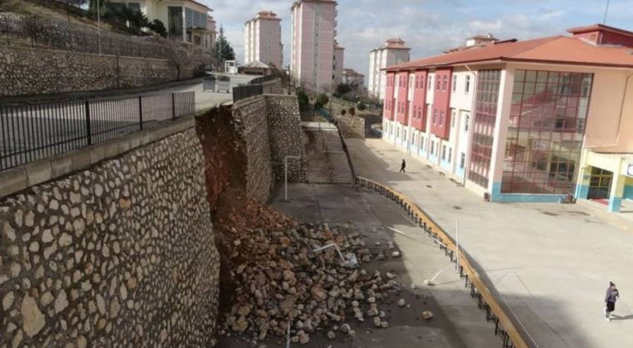 Okulun istinat duvarı çöktü!