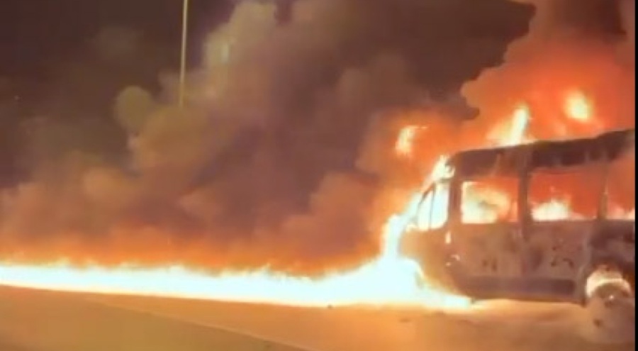 Servis minibüsü alev topuna döndü