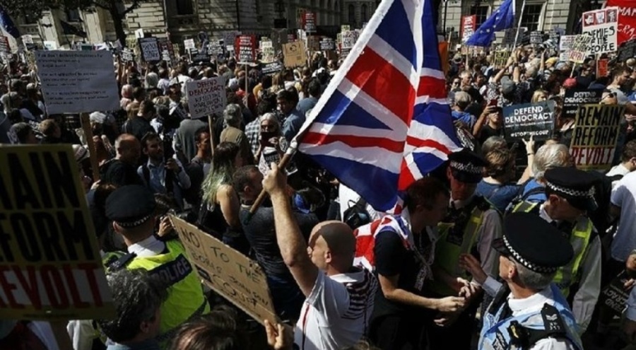İngiltere'de protesto esnasında 'yüz kapatmak' yasaklandı