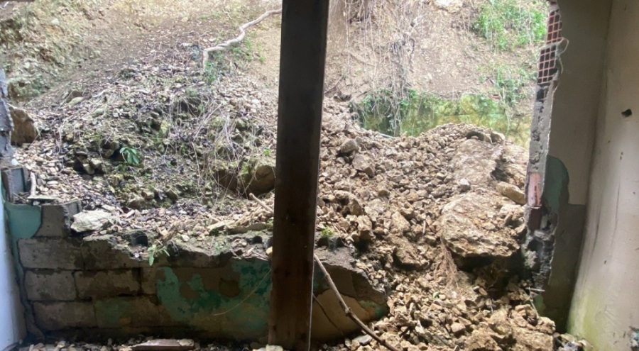 Kocaeli'de toprak kaydı! Bir ev zarar gördü