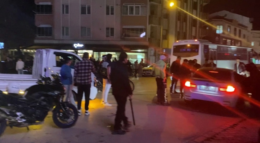 Bursa'da asker konvoyu çılgınlığı! Yolu kesip, polise hakaret ettiler...