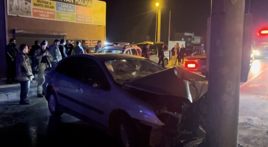 Bursa'da alkollü sürücü yol ayrımındaki direğe çarptı! Araçta sıkıştılar
