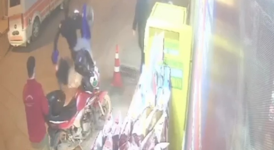 Bursa'da motosiklet sürücüsü yanlışlıkla gaza bastı, arkadaşı motosikletten düştü