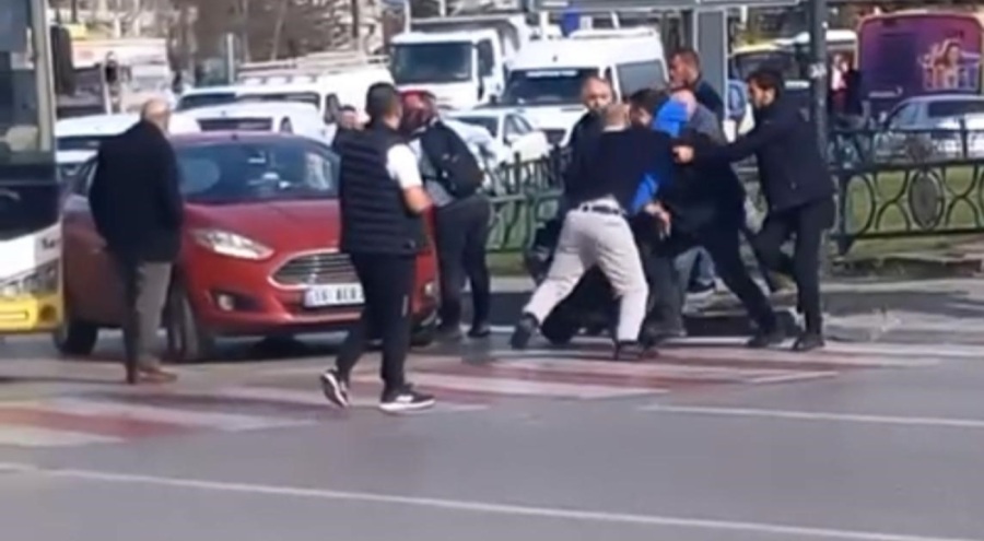 Bursa'da trafikte tartışma yaşayan sürücüler kavgaya tutuştu