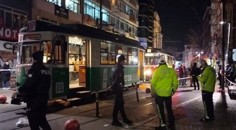 Feci ölüm: Torununu kurtarmak isterken tramvayın altında kaldı