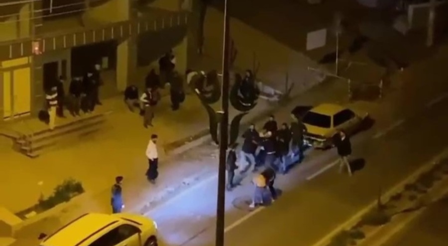 Cadde ortasında tekmeli, yumruklu kavga!