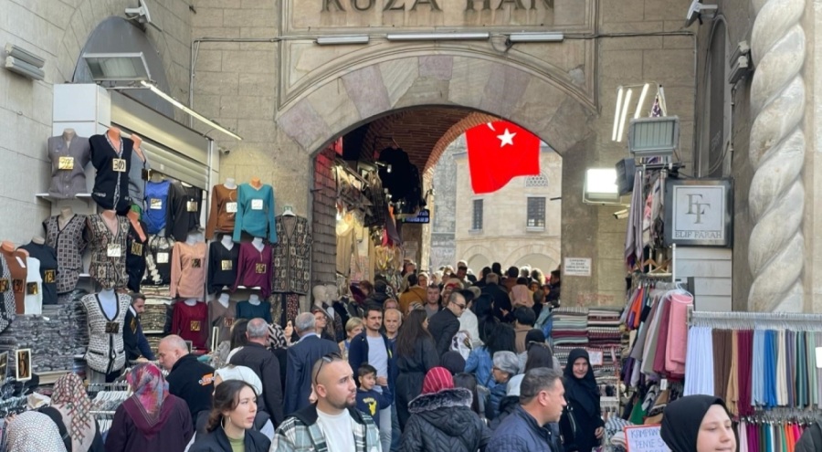 Bursa'da vatandaşlar tarihi çarşıya akın etti