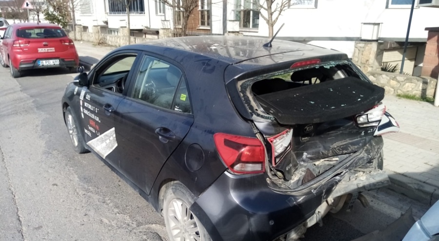 Bursa'da ehliyet sınavındaki kadının otomobiline kamyonet çarptı! Yaralılar var