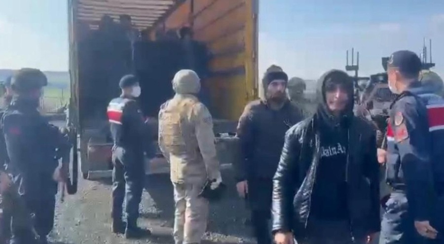 Diyarbakır'da 72 kaçak göçmen yakalandı