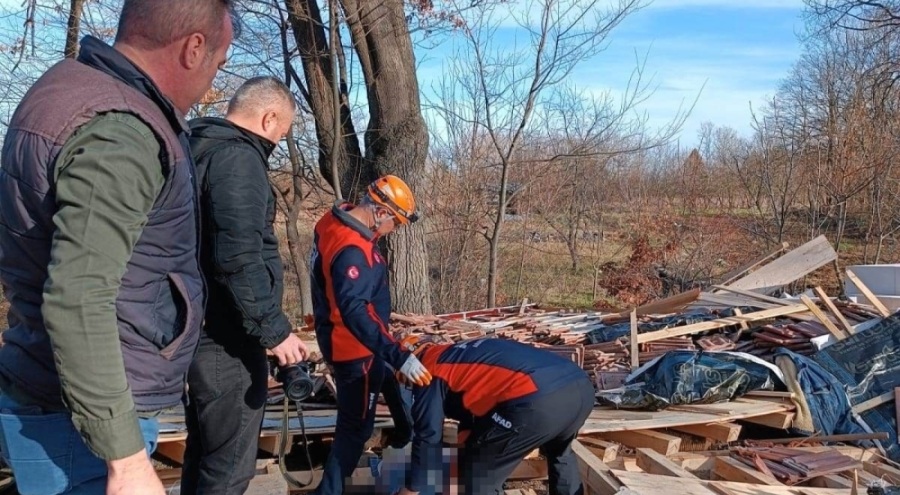 Çöken kulübedeki yaşlı adam can verdi